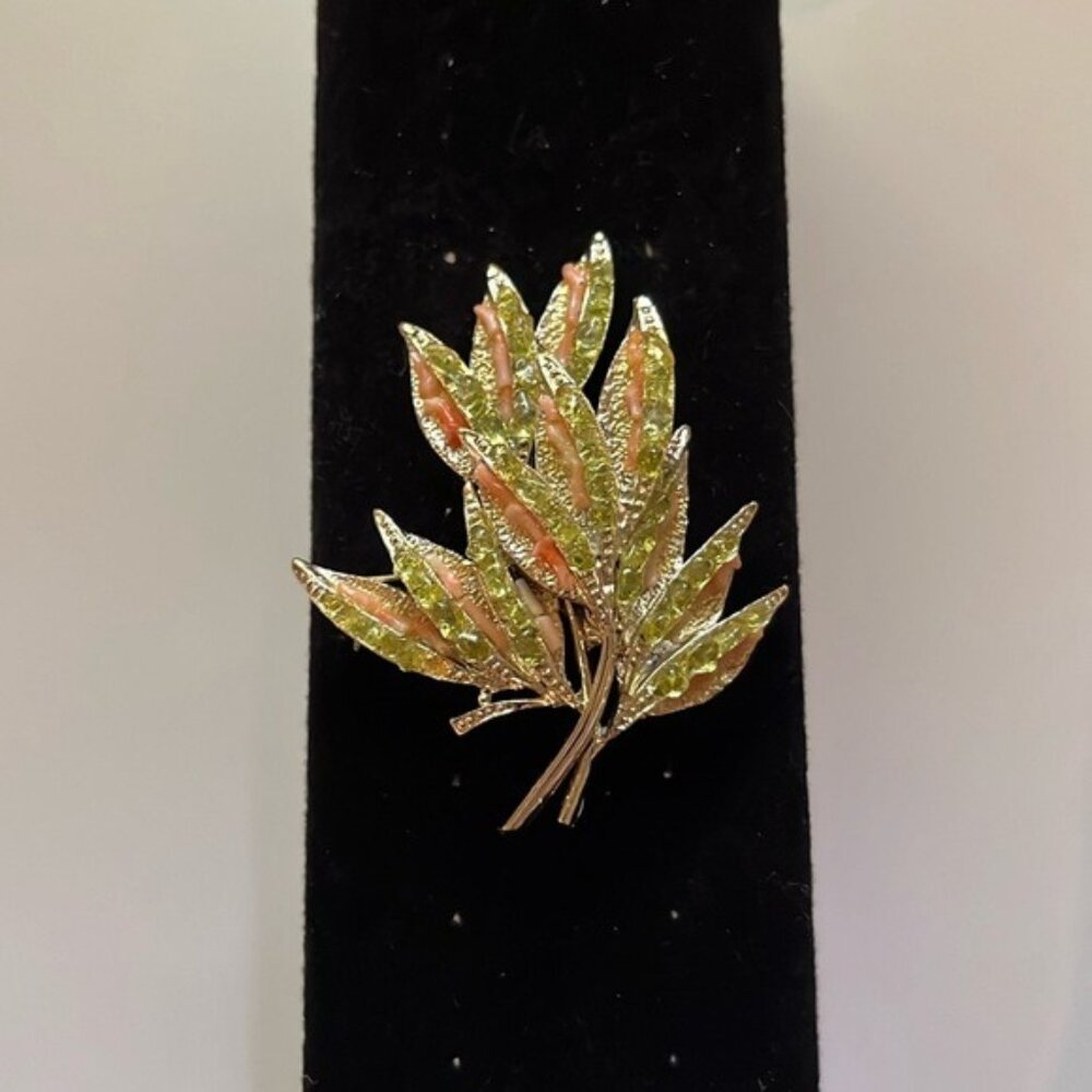 🍃✨ Vintage Gold-Tone Leaf Brooch with Green & Orange Enamel Detailing